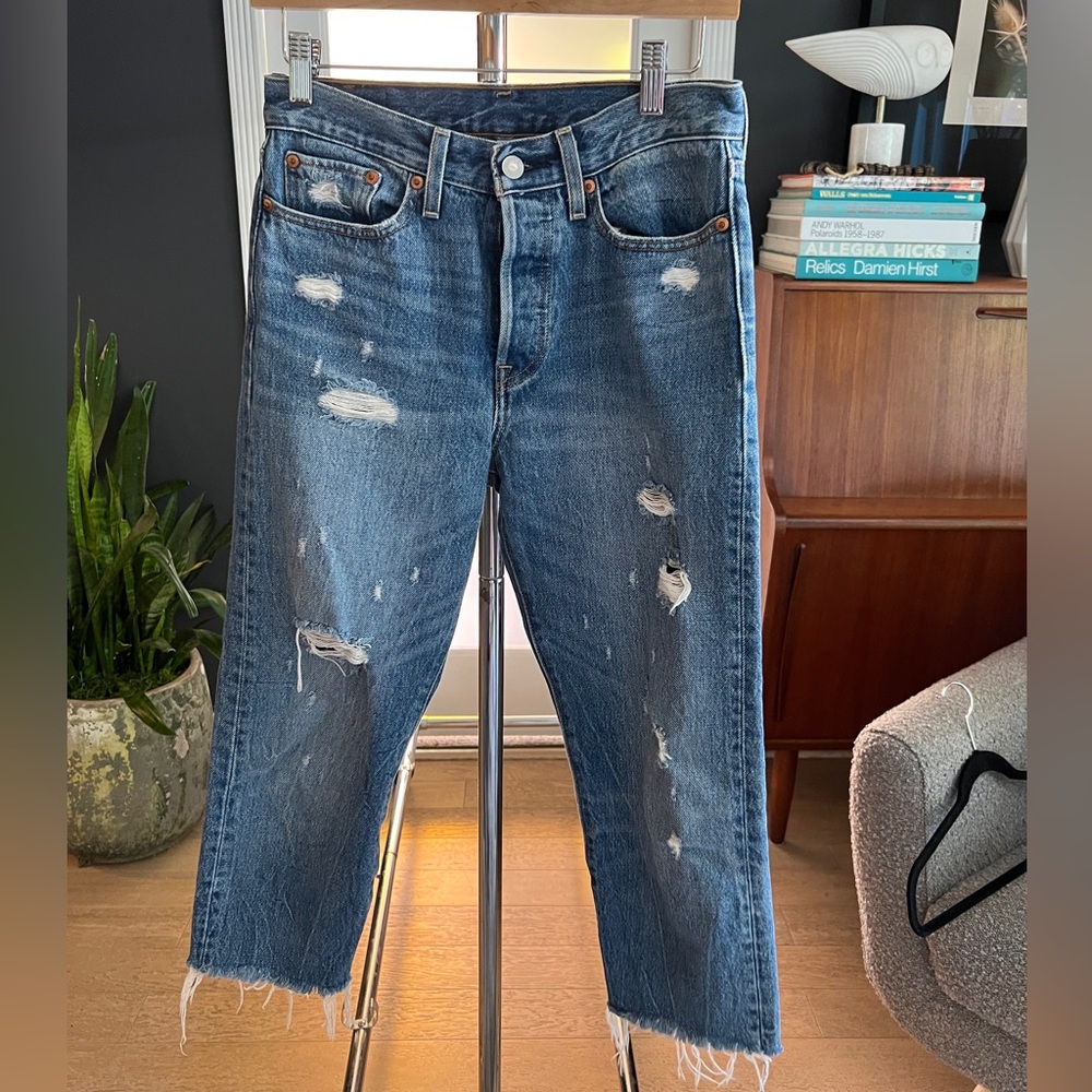 Levi’s distressed cropped jeans